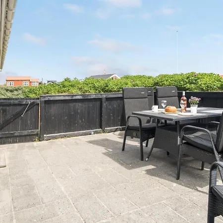 Kris - 200m From The Sea By Interhome