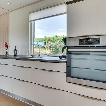 Kris - 200m From The Sea By Interhome