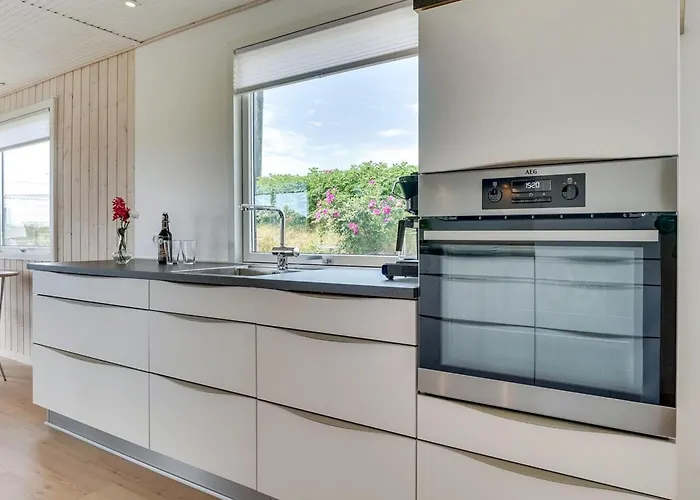 Kris - 200m From The Sea By Interhome